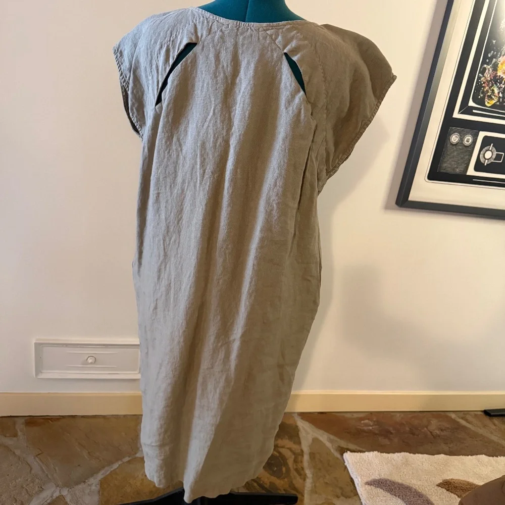 Black Crane "Back Slit" Linen Dress - Picture 2 of 6